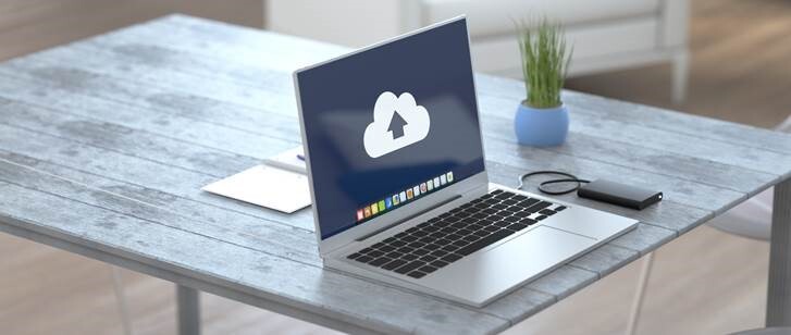 Een laptop is verbonden met de cloud