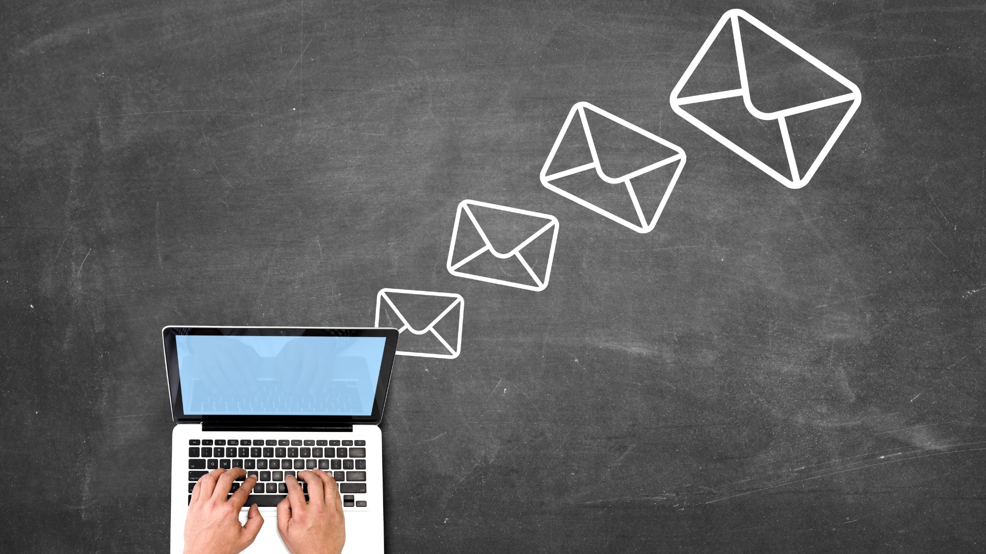 Een laptop met een mail-inbox