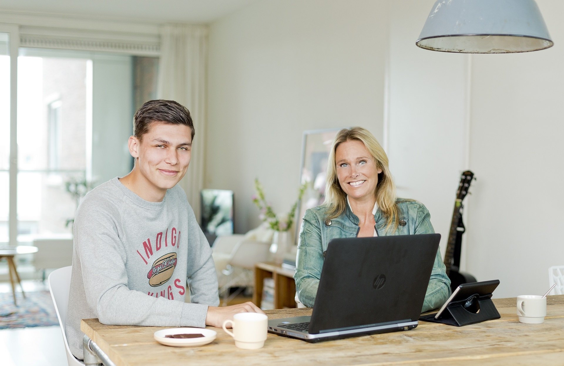 Student helpt een klant met haar laptop.